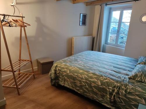 - une chambre avec un lit et une échelle à côté d'une fenêtre dans l'établissement Gîte L' Escale Ponote - Centre ville - Appart 90m2, au Puy-en-Velay
