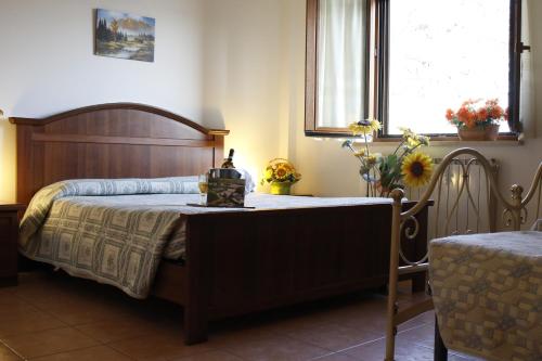 1 dormitorio con 1 cama con mesa y ventana en Agriturismo Oasi Biologica, en Montedinove