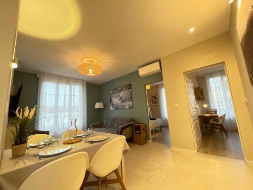 une salle à manger avec une table et des chaises et un salon dans l'établissement Superbe T3 climatisé - 62m2 - 4 étoiles - centre historique vue port de plaisance - WIFI - 5e avec ascenseur, à Toulon