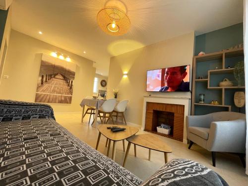 une chambre avec un lit et une télévision dans une pièce dans l'établissement Superbe T3 climatisé - 62m2 - 4 étoiles - centre historique vue port de plaisance - WIFI - 5e avec ascenseur, à Toulon