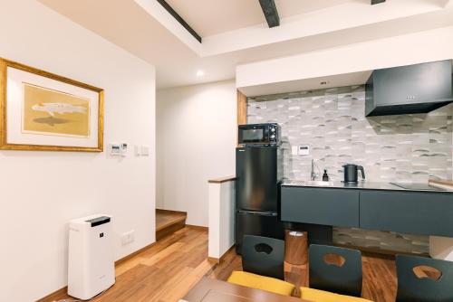 una cocina con fregadero y encimera en 谷町君 星屋 神泉ノ宿 二条城, en Kioto