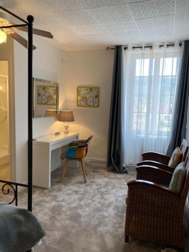sala de estar con escritorio y ventana en La Belle Demeure proche Sarlat, en Saint-Cybranet
