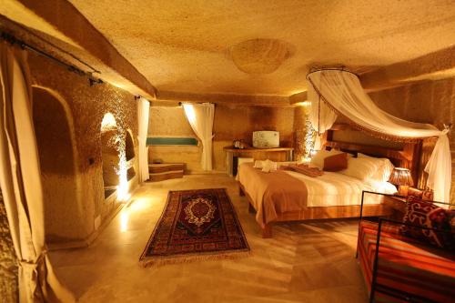 a bedroom with a large bed and a rug at Alice in Cappadocia in Uçhisar