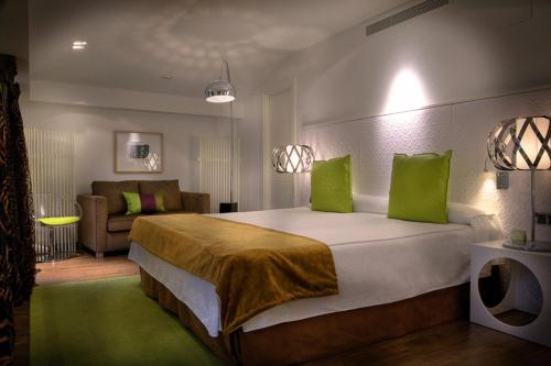 バルバストロにあるSan Ramón del Somontanoのベッドルーム(大型ベッド1台付)、リビングルームが備わります。