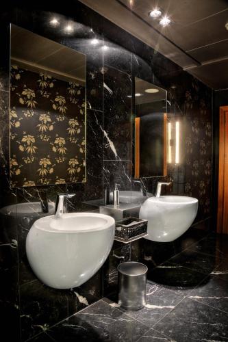a bathroom with two sinks and a mirror at San Ramón del Somontano in Barbastro