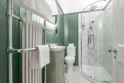 y baño con ducha, lavabo y aseo. en Greyfriars Bothy - Luxury Central 2 Bed Apartment en St Andrews