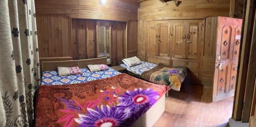 Ένα ή περισσότερα κρεβάτια σε δωμάτιο στο Satyam Homes