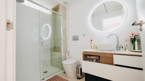 Ένα μπάνιο στο Fortuna Penthouse with roof terrace, AC and pool