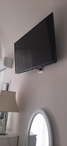 TV a/nebo společenská místnost v ubytování B&B La Maddalena