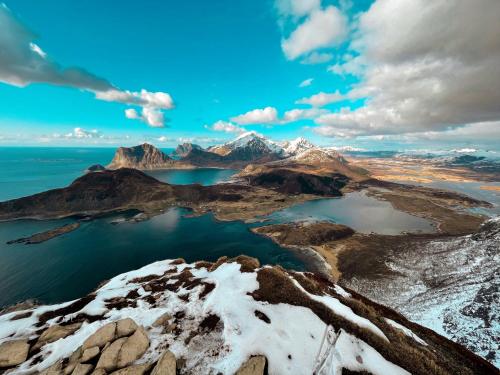 レクネスにあるLofoten Havfiske & Rorbuopplevelserの雪山・湖の空中風景