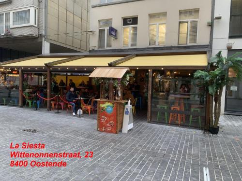 Un restaurante u otro lugar para comer en Privé-kamer centrum Oostende met eigen badkamer/wc