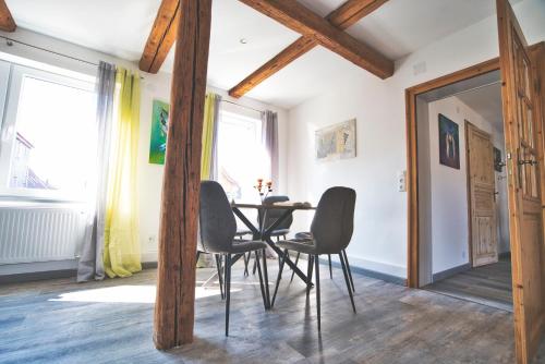 - une salle à manger avec une table et des chaises dans l'établissement Ferienhaus Eulenspiegel, à Clausthal-Zellerfeld