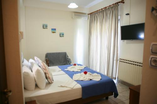 Tempat tidur dalam kamar di Hotel Karagianni