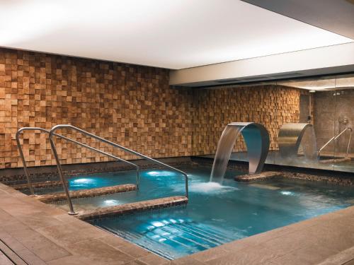 uma banheira de hidromassagem com uma fonte de água num edifício em Balthazar Hôtel & Spa Rennes - MGallery Hotel Collection em Rennes