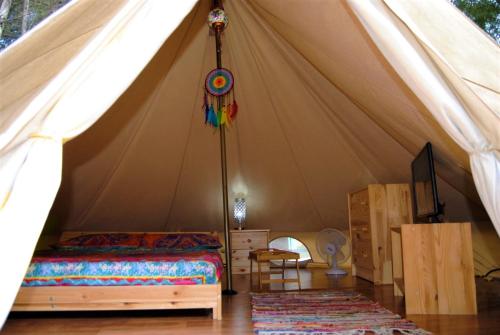 Katil atau katil-katil dalam bilik di Camping Santamarta