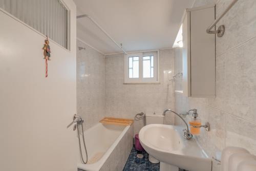 Kúpeľňa v ubytovaní Vintage-style Garden Apartment