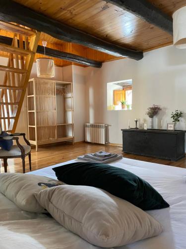 ein großes Schlafzimmer mit zwei großen Kissen auf einem Bett in der Unterkunft El Rollo in Molinaseca