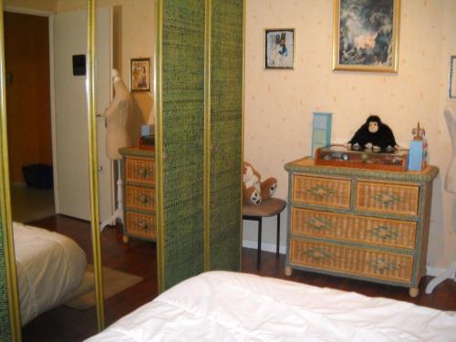 a bedroom with a dresser and a bed and a dresser at grand appartement en résidence in Vendôme