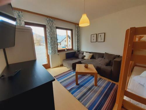 un soggiorno con divano e tavolo di Apartmenthaus AMELIE a Lunz am See