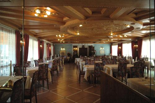 a dining room with tables and chairs in a restaurant at Park Hotel Val Di Monte ***S in Malcesine