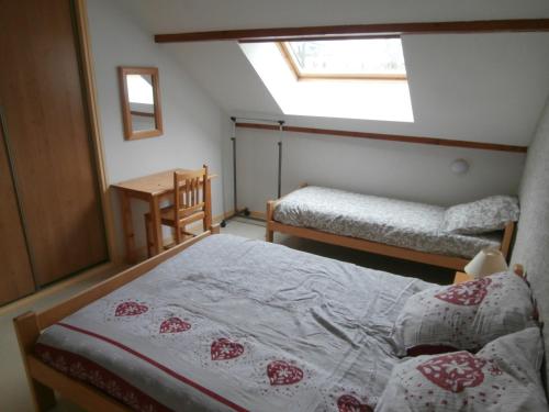 une petite chambre avec un lit et une fenêtre dans l'établissement Résidence Le Martinan, à Saint-Colomban-des-Villards