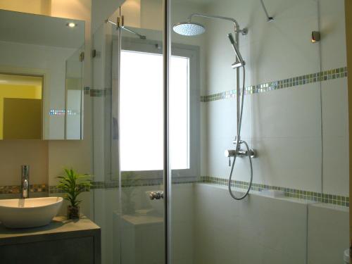 y baño con ducha y lavamanos. en TLV Living Apartment en Tel Aviv