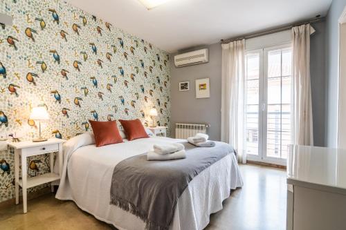 a bedroom with a bed with a floral wall at tuGuest Grisolia House in Armilla