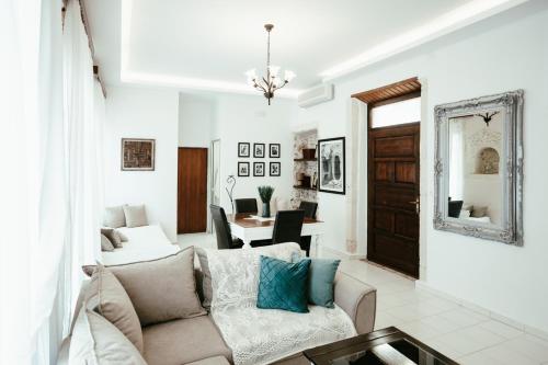 a living room with a couch and a table at Casa del Maestro in Prinés