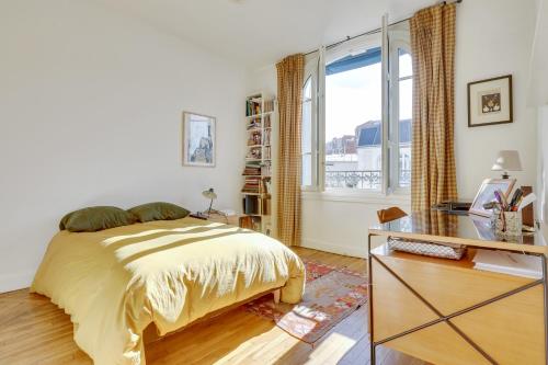 - une chambre avec un lit, un bureau et une fenêtre dans l'établissement Comfortable house with terrace for 5 people by Wee, à Paris