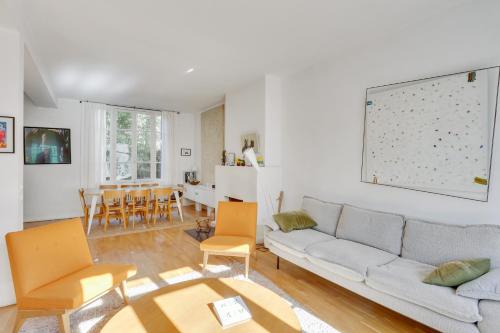 un salon avec un canapé et une table dans l'établissement Comfortable house with terrace for 5 people by Wee, à Paris