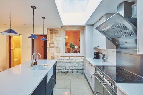 Kitchen o kitchenette sa Large Stylish Luxury Cotswold Cottage - ideal for families, w/ EV charging