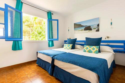 Una cama o camas en una habitación de Apartamentos Ciutadella