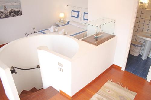 Baño con una caja de cristal en la pared en Cozy marine & spa villa, en Cambrils