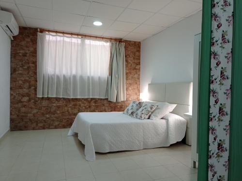 Giường trong phòng chung tại Estudio céntrico en Águilas