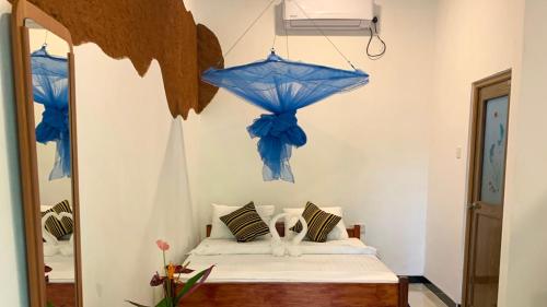 Postel nebo postele na pokoji v ubytování Sigiri Starwing Villa