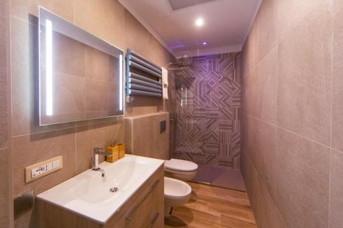 ディアーノ・マリーナにあるAppartamento SEAのバスルーム(洗面台、トイレ2つ付)