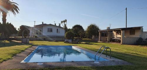 - une petite piscine dans une cour avec une maison dans l'établissement La quinta olac acogedor bungalow independiente, à Pedreira