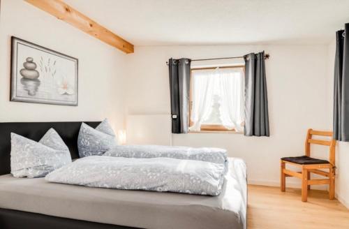 een slaapkamer met een bed en een raam bij Ferienhaus Veronika mit 2000qm Garten und Bergblick in Unterammergau