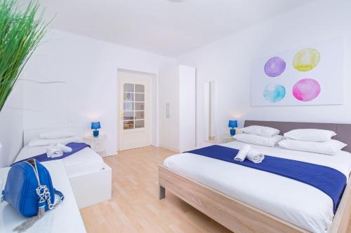 מיטה או מיטות בחדר ב-Lux Split Centre Apartments