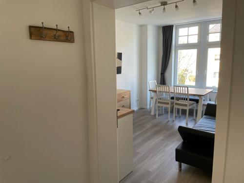 ein Wohnzimmer mit einem Tisch und einem Esszimmer in der Unterkunft Office Apartment zentral zur Dortmunder Innenstadt in Dortmund