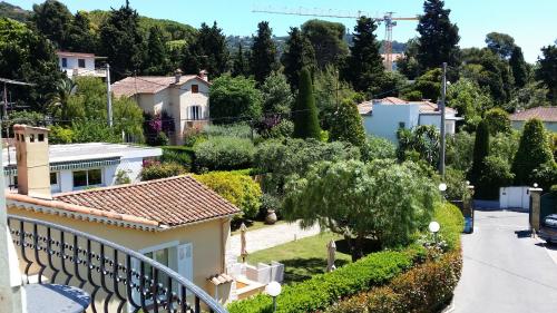 Aussicht vom Balkon eines Hauses in der Unterkunft Kimi Résidence in Cannes