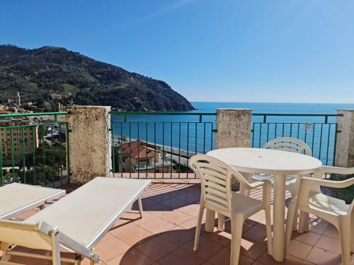 un balcone con tavolo e sedie e l'oceano di Maia Incantevole a Levanto