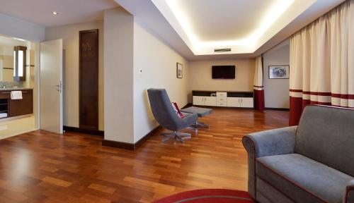 TV a/nebo společenská místnost v ubytování Seehotel Rust