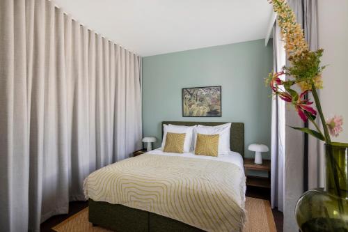 a bedroom with a bed in a room at COVE Centrum in The Hague