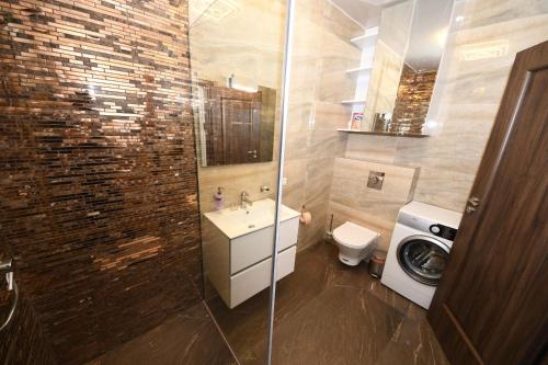 een badkamer met een douche, een wastafel en een toilet bij Fly Central Park 2 in Galaţi