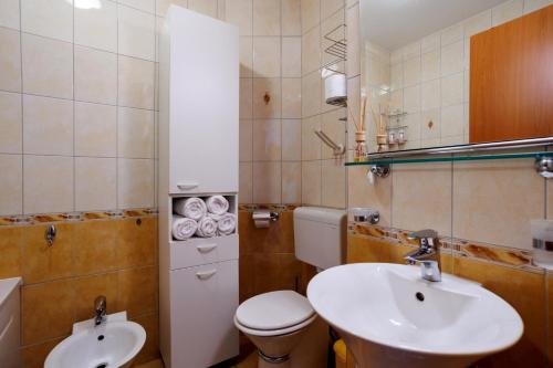 bagno con servizi igienici e lavandino di Seaview Znjan apartment a Spalato (Split)