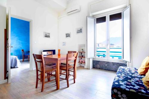 ein Esszimmer mit einem Tisch und Stühlen sowie Meerblick in der Unterkunft Casa Cavour in Palermo