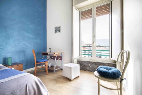 a bedroom with a bed and a table and two chairs at Casa Cavour in Palermo