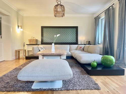 a living room with a couch and a table at Landhaus am Wald mit Garten mit 1 Schlafnische und 1 Schlafzimmer in Aurich