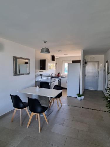a kitchen and living room with a table and chairs at Vistal al mar Soleil in Villajoyosa